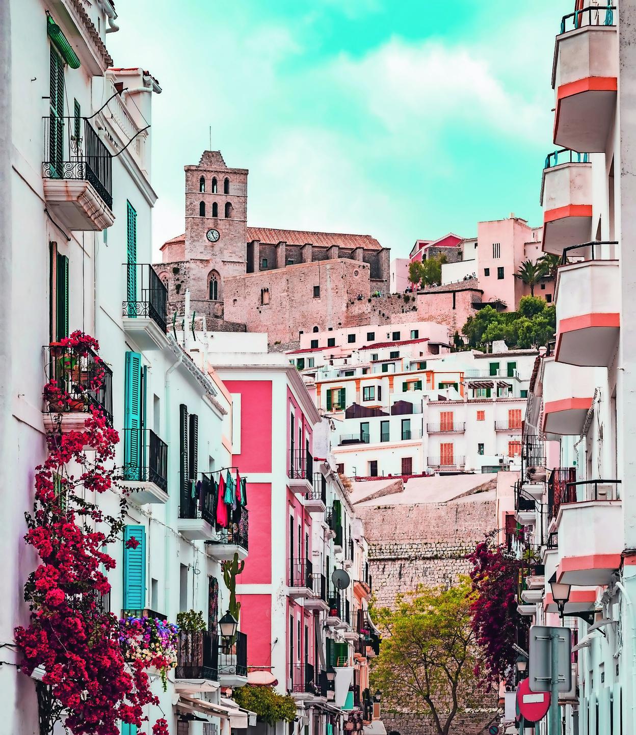 © Helena GH / iStock / Getty Images Plus / Getty Images Ibiza, Alstadt mit Burg