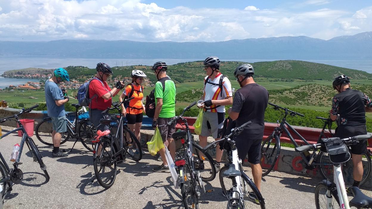 Foto: ADA_Reiseagentur Tarko Albanien Eine Gruppe Radfahrende pausiert an einem Aussichtspunkt