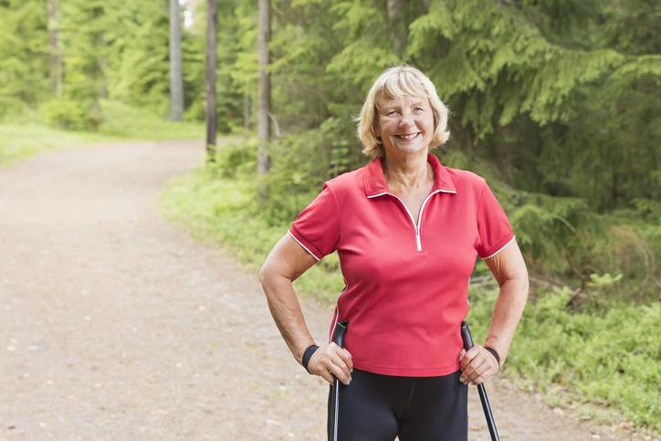 Frau beim Nordic Walking