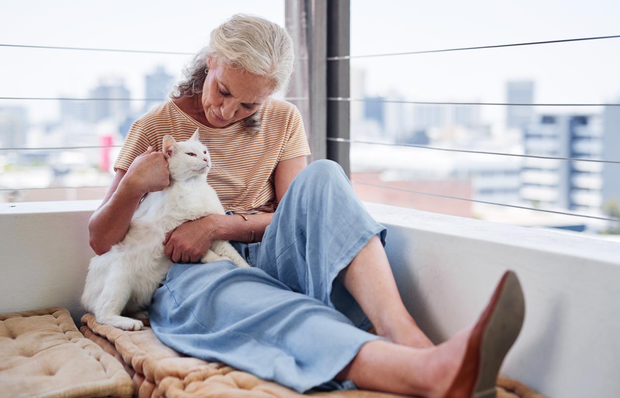 Peopleimages iStock Getty Images Plus Frau mit Katze