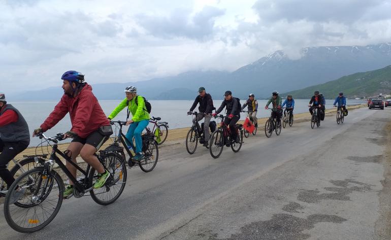 Eine Gruppe Fahrradfahrer*Innen