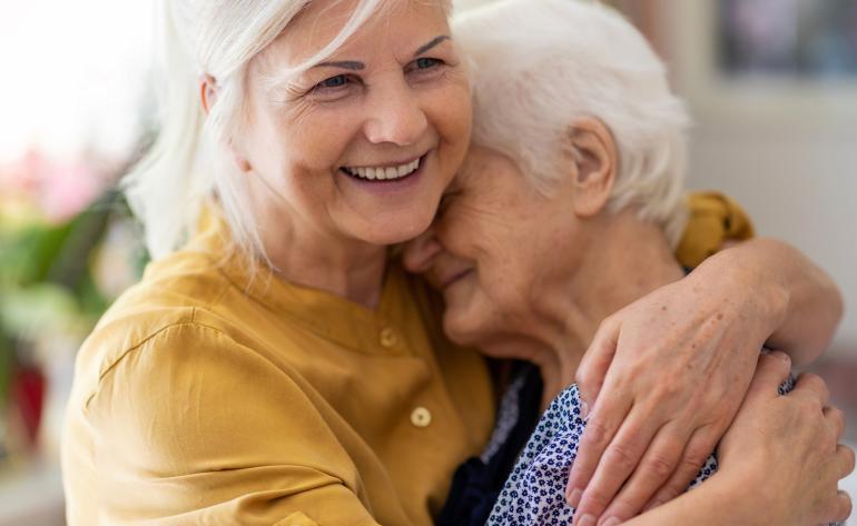 Zwei ältere Frauen umarmen sich