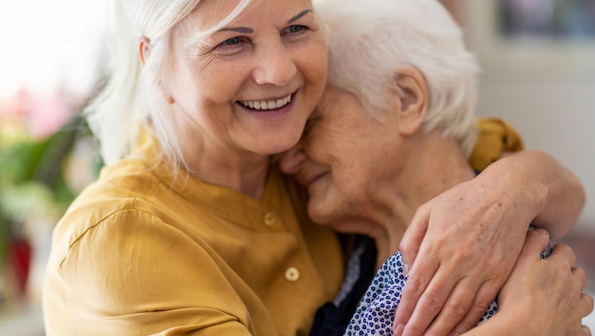Zwei ältere Frauen umarmen sich