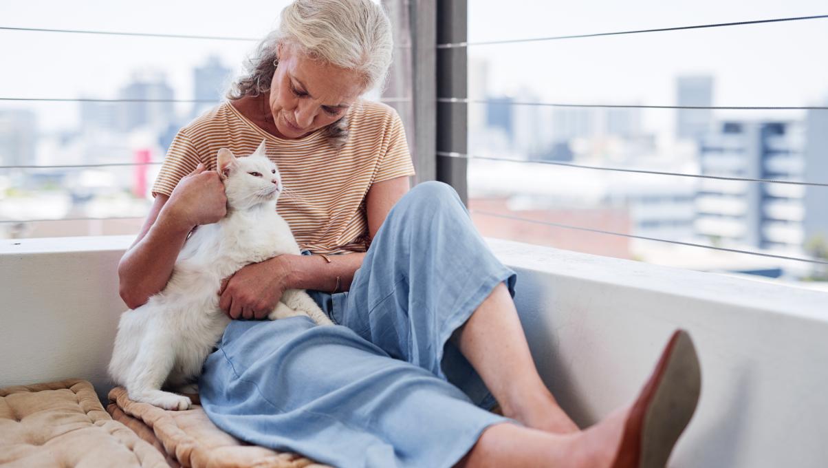 Frau mit Katze